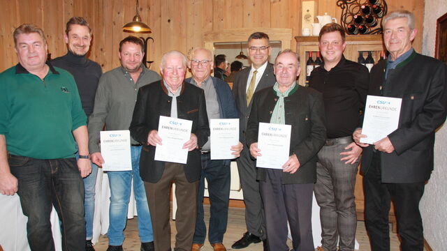 Foto: Eva-Maria Roßmann, v.l. Walter Geier, Markus Würtele, Englbert Ostermeier, Anton Neumaier sen., Gerold Kronthaler sen, Dr. Florian Herrmann, Alois Schinagl sen., Thomas Roßmann, Georg Gschlößl