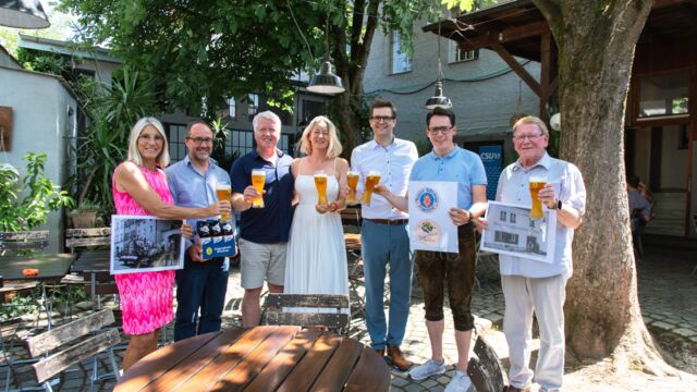 v.l. Bezirksrätin Renate Wasmeier, Kreisheimatpfleger Florian Jung, Robert und Linda Vitti, CSU-Ortsvorsitzender Paul Linsmaier, Oberbürgermeister Dr. Christian Moser, 2. Bürgermeister Günther Pammer