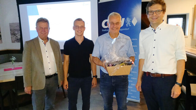 CSU-Fraktionschef Paul Linsmaier (r.) bedankte sich bei den Referenten (v.l.) Helmut Maier, Mario Prem und Stefan Pritscher. Leiter der Autobahn-Außenstelle Deggendorf. (Foto: Wohlhüter)