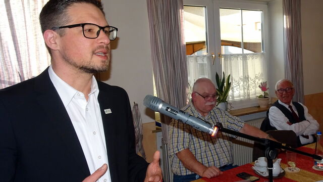 Unser Foto (pmw) zeigt v.l.: CSU-Landtagskandidat Werner Stieglitz, SEN-Kreisvorsitzenden Walter Reiß und Pfarrer Gerhard Schick.