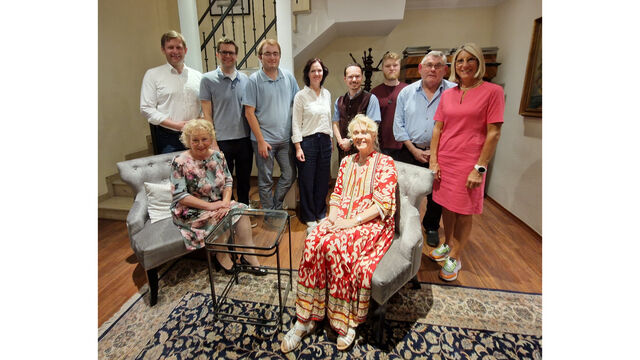 Vorne v.l.: Roswitha Kaufmann, Sabine Rössert-Koye Hinten v.l.: Thomas Erndl, MdB, Paul Linsmaier, Patrick Buchner, Waltraud Eder, Roland Kufner, Alexander Koye, Hermann Hilmer, Renate Wasmeier Bild: Benedikt Karl/AKS