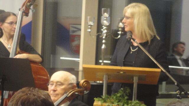 Ulrike Scharf spricht beim Neujahrsempfang 2018 der Gemeinde Fraunberg