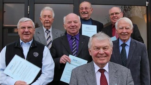 Für zehnjährige Mitgliedschaft in der Senioren-Union geehrt wurden: Peter Klaje (vorne), (Mitte v.l.): Wolfgang Sommerfeld, Otmar Pfister, Eberhard Gräf; (hinten v.l.): Elmar Hartung, Adolf Weibel und Hugo Kippes.