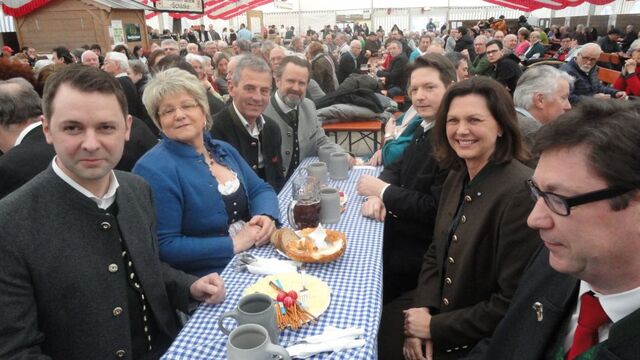Ilse Aigner beim Starkbierfest in Taufkirchen