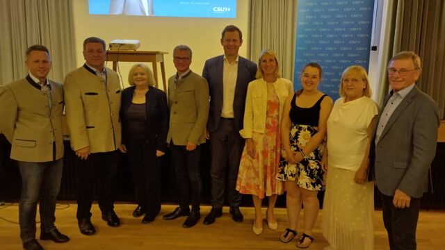 v.l. CSU-Ortsvorsitzender Mathias Berger, CSU-Bezirksvorsitzender Christian Bernreiter, FU-Kreisvorsitzende Margret Tuchen, CSU-Kreisvorsitzender Bernd Sibler, MdB Thomas Erndl, Bezirksrätin Renate Wasmeier, Sabrina Edmaier, FU-Ortsvorsitzende Beate Lausch-Bernreiter, CSU-Ehrenkreisvorsitzender Bartholomäus Kalb