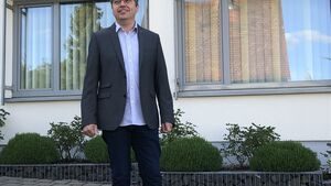 Christian Schneider vor dem Rathaus