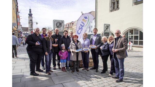 Die Deggendorfer CSU mit Oberbürgermeister Dr. Christian Moser (5.v.l.) und Bundestagskandidat Thomas Erndl (4.v.r.) Die Deggendorfer CSU mit Oberbürgermeister Dr. Christian Moser (5.v.l.) und Bundestagskandidat Thomas Erndl (4.v.r.)