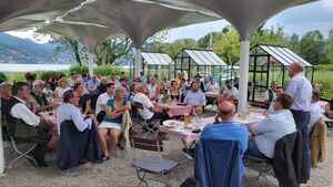 Zahlreiche Besucher im Biergarten des Hotel Terrassenhof