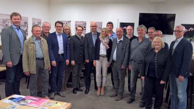 Die neue Vorstandschaft der CSU Natternberg-Fischerdorf mit ihrem Vorsitzenden Hermann Wellner (7.v.r.) und den Ehrengästen um Oberbürgermeister Dr. Christian Moser (4.v.l.) und Bundestagskandidaten Thomas Erndl (1.v.l.) Die neue Vorstandschaft der CSU Natternberg-Fischerdorf mit ihrem Vorsitzenden Hermann Wellner (7.v.r.) und den Ehrengästen um Oberbürgermeister Dr. Christian Moser (4.v.l.) und Bundestagskandidaten Thomas Erndl (1.v.l.)