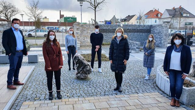 Landtagsabgeordnete Petra Högl (3.v.r.) im Austausch mit Auszubildenden bei Schwarz und Sohn in Mainburg, Geschäftsführer Klaus Sperling (l.) und Ausbildungsleiterin Anneliese Büchl (r.)