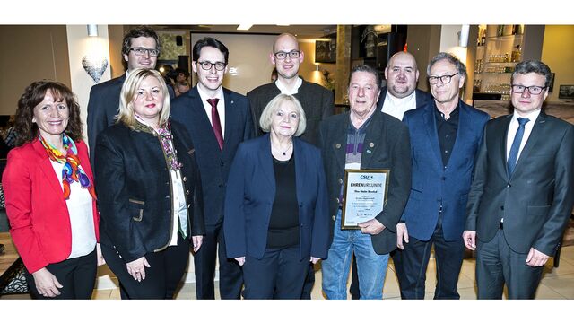 Die wiedergewählte Vorstandschaft des CSU-Ortsverbandes Deggendorf mit ihrem Vorsitzenden Dr. Christian Moser (4.v.l.) und CSU-Kreisvorsitzenden Bernd Sibler (1.v.r.) Die wiedergewählte Vorstandschaft des CSU-Ortsverbandes Deggendorf mit ihrem Vorsitzenden Dr. Christian Moser (4.v.l.) und CSU-Kreisvorsitzenden Bernd Sibler (1.v.r.)