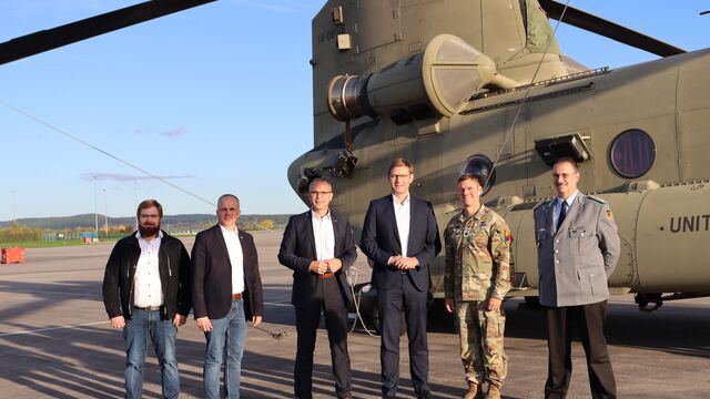 v.l.n.r.: Martin Schwab, Hauptmann d.R., Kreisvorsitzender der Reservisten, Dieter Hummel, Organisationsleiter Ansbach mit Beauftragung für den Bezirk Mittelfranken, Tobias Winkler MdB, Thomas Erndl MdB, Lieutenant Colonel Lieutenant Colonel (LTC) Justin Mullins, Kommandeur der 127th ASB der 1AD, CAB (127th Aviation Support Battalion, 1Armored Division, Combat Aviation Brigade) und Marc Hofmann, Oberst d.R., Leiter des Bezirksverbindungskommandos Mittelfranken