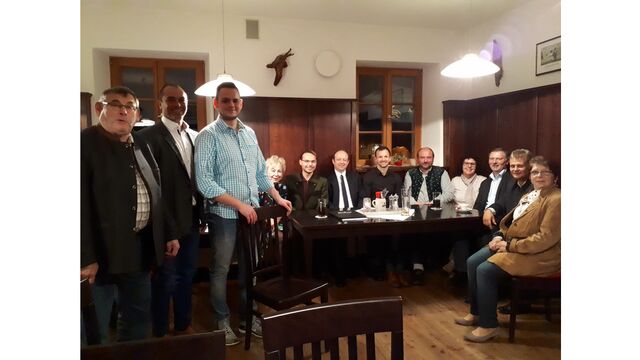gelungene Kooperationsveranstaltung des Arbeitskreis Schule Hermann Hilmer, Harald Troiber, Thomas Engel, Roswitha Kaufmann, Roland Kufner, Dr. Christian Hirtreiter, Stefan Obermüller, Roland Stieglmeier-Maidl, Beate Wagner, Christian Wagner, Oliver Antretter und Maria Hilmer freuten sich über die gelungene Kooperationsver-anstaltung in der Wurzelstube des Gasthofes zur Post in Winzer