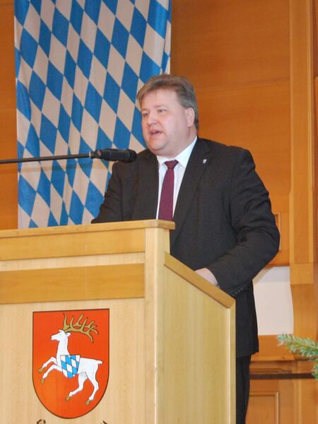 Mit gesunder Portion Optimismus in die Zukunft Hirschau. (u) Die Stadt Hirschau wie der Landkreis Amberg-Sulzbach sind auf einem guten Weg. Sie können dem Jahr 2017 mit einer gesunden Portion Optimismus entgegensehen. Warum dem so ist, zeigten Bürgermeister Hermann Falk und CSU-Kreistagsfraktionssprecher Stefan Braun beim 33. Dreikönigs-Frühschoppen des CSU-Ortsverbandes im Josefshaus auf. Nach der schwungvollen Begrüßung durch den Musikzug hatte die CSU-Ortsvorsitzende Birgit Birner dazu aufgerufen, sich durch die Terroranschläge nicht einschüchtern zu lassen. Man habe die Pflicht, den Familien und Kindern das Gefühl und die Gewissheit zu geben, bei uns sicher zu sein. Bayern stehe so gut da wie noch nie. Man zahle mehr als sechs Milliarden Euro in den Länderfinanzausgleich ein. Jeden dritten Euro gebe der Freistaat für Bildung und Wissenschaft aus, jeder vierte gehe an die Kommunen. Wie später auch Bürgermeister Falk dankte sie allen, die in den Vereinen, Hilfsdiensten und Kirchengemeinden ehrenamtlich tätig sind. Sie trügen erheblich dazu bei, dass Hirschau stetig vorankommt. In Hirschau sei in den letzten Jahren viel geschehen, betonte Bürgermeister Falk. Er richtete den Blick zugleich nach vorne. Die Altstadtsanierung sei bis auf den Bau des Stadtbrunnens und die Aufstellung des mobilen Grüns abgeschlossen. Der Durchgang von der Josefstraße zur Altstadt sei planerisch fertig und solle 2017 umgesetzt werden. Man müsse an der Barrierefreiheit weiterarbeiten und heuer einen behindertengerechten Eingang ins Rathaus und eine Behindertentoilette bauen. Notwendig sei die Ertüchtigung einiger marode gewordener Straßen. Im Friedhof solle die Pflasterung der Wege fortgeführt werden. Weitermachen werde man auch mit der Umrüstung der Straßenlampen auf LED-Technik, ebenso mit dem Breitbandausbau. Weitgehend abschließen könne man die Großbaumaßnahme in Krickelsdorf. Im Kernwegenetzverfahren sei 2016 der Weg am Rotbühl fertiggestellt worden, 2017 beginne die Planungsphase für die Verbindung Burgstall nach Gebenbach. Im Rahmen der Dorferneuerung werde mit der Sanierung der denkmalgeschützten Kapelle in Steiningloh begonnen. Falk hoffte, 2017 die letzten Schritte zur Baureife für den neuen EDEKA-Markt hinzubekommen. Um mittelständische Betriebe ansiedeln zu können, werde das neue Gewerbegebiet „Am Bachranken“ erschlossen. In die Wege leiten werde man die Bauleitplanung für ein neues Baugebiet, nachdem das Baugebiet an der Sonnenstraße hervorragend angenommen wird. Mit herzlichen Dankesworten an Klaus und Gertrud Conrad kündigte der Bürgermeister für das Frühjahr den Baubeginn für das „Betreute Wohnen mit Tagespflege“ an. Mit der Generalsanierung der Schule stehe ein „sehr großes Projekt“ ins Haus, für das derzeit das Raumordnungsverfahren läuft, das in das Vergabeverfahren mündet. Ob alle Maßnahmen in Angriff genommen werden können, bleibe abzuwarten. Planungsbüros und Handwerksbetriebe seien voll ausgelastet. Hinzu komme der Mangel an Facharbeitern. Großen Respekt zollte Falk für den Bauhofmitarbeitern im Schneeräumdienst. Er sei selbst um 4 Uhr morgens mitgefahren und sich davon überzeugt, wie schwierig es ist, es jedem recht zu machen. „Es ist nicht möglich, überall gleichzeitig zu räume und Schnee kann man nicht essen, sondern nur beiseite räumen.“ Mit einem Lob für den „hervorragenden Landrat Richard Reisinger“ und die angenehme Zusammenarbeit im Kreistag begann CSU-Fraktions-Chef Braun seine detaillierten Ausführungen über die Kreispolitik. Mit einem Volumen von 123,3 Mio. Euro habe der Kreishaushalt 2016 eine Rekordhöhe erreicht. Zurückzuführen sei diese auch auf die Kosten infolge der Flüchtlingskrise. Sie habe es notwendig gemacht, im Sozial-, Ausländer- und Kreisjugendamt 13,6 neue Stellen zu schaffen. Das habe 2016 zusätzliche Personalkosten von 630 000 Euro verursacht. Diese werden dem Landkreis nicht erstattet. Im Falle einer Anerkennung erhalten Flüchtlinge Leistungen des SGB II „Hartz IV“: Die prognostizierten zusätzlichen Bedarfsgemeinschaften würden ein Anstieg um 880 000 Euro bedeuten. In Somme spreche man von einer Mehrbelastung des Landkreishaushalts in Höhe von 1,5 Mio. Euro – Tendenz steigend. Sehr gut funktioniere zwischen Bund, Freistaat und dem Landkreis die Kostenregelung für nicht anerkannte Flüchtlinge. Aktuell lebten im Landkreis ca. 900 bis 1 000 Asylbewerber und Flüchtlinge. Die Zahl der unbegleiteten minderjährigen Flüchtlinge liege zwischen 60 und 80 Personen. Der Haushalt sei umlagefinanziert. Die 27 Landkreisgemeinden hatten 2016 insgesamt 40,8 Mio. Euro an Kreisumlage gezahlt. 6,5 Prozent des Gesamtaufkommens, nämlich 2,7 Mio. Euro, seien auf die Stadt Hirschau entfallen. 12,4 Mio. Euro habe man für Investitionen ausgegeben. Das Hauptaugenmerk habe wie zuletzt vor allem den Bildungseinrichtungen und Kreisstraßen gegolten. Hirschau sei mit insgesamt fünf Kreisstraßen gesegnet. 2015 sei die Fahrbahn der AS 18 im Bereich des Friedhofs auf rund 380 Meter Länge ausgebaut worden. Außerdem sei die Kreuzung AS 18/Kohlberger Straße/Hauptstraße neu gestaltet und verkehrssicherer gemacht worden. Der Anteil des Landkreises an der ca. 1,9 Mio. Euro teuren Baumaßnahme habe rund 1,4 Mio. Euro betragen. Im Zentrum der CSU-Aktivitäten sei der Schuldenabbau gestanden. Habe der Schuldenstand 2003 noch 30,04 Mio. Euro betragen, seien es 2016 nur mehr 5,8 Mio. Euro. Bei einem Rücklagenstand von 9 Mio. Euro sei der Landkreis eigentlich schuldenfrei. Als „top“ bezeichnete Braun die medizinischen Leistungen in den Krankenhäusern in Sulzbach-Rosenberg und Auerbach. Es sei richtig gewesen, 2012 den Bauabschnitt I der Generalsanierung des St. Anna-Krankenhauses mit einem Volumen von 18,1 Mio. Euro anzugehen. Die Sanierung müsse 2017 fortgeführt werden. Als weitere auf den Kreis zukommende Investitionsmaßnahmen nannte Braun u.a. die Weiterführung der insgesamt 13,3 Mio. Euro teuren Sanierung des Sonderpädagogischen Förderzentrums und die Sanierung des Schlosses Theuern. Vorbereitet werden müssten die Generalsanierungen der Walter-Höllerer-Realschule, des Berufsschulzentrums und des Kreisbauhofs. Über dessen Standort müsse noch entschieden werden. Wie alle Jahre endete die Veranstaltung mit der gemeinsam gesungenen Bayern- und Deutschlandhymne.