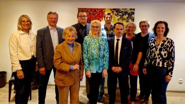 Nach AKS-Mitglieder Renate Wasmeier, Christian Wagner, Roswitha Kauf-mann, Patrick Buchner, Sabine Rössert-Koye, Sebastian Rainer, Roland J. Kuf-ner, Claudia Pritzl, Stefan Zitzelsberger und Waltraud Eder freuten sich über die gelungene Veranstaltung.