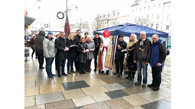 Die CSU Deggendorf verteilt zusammen mit der FU und JU Schoko-Nikoläuse an die Bürger Die CSU Deggendorf verteilt zusammen mit der FU und JU Schoko-Nikoläuse an die Bürger